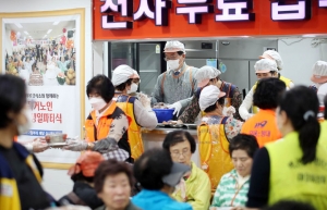 '따뜻한 한 끼' 무료급식소 배식 봉사 나선 문인 북구청장